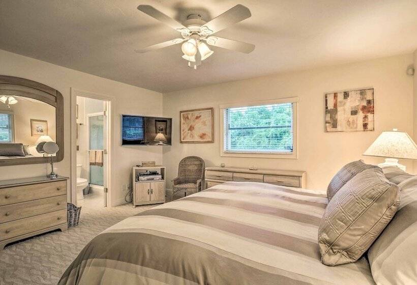 Spacious Naples Home < 1 Mi To Vanderbilt Beach!