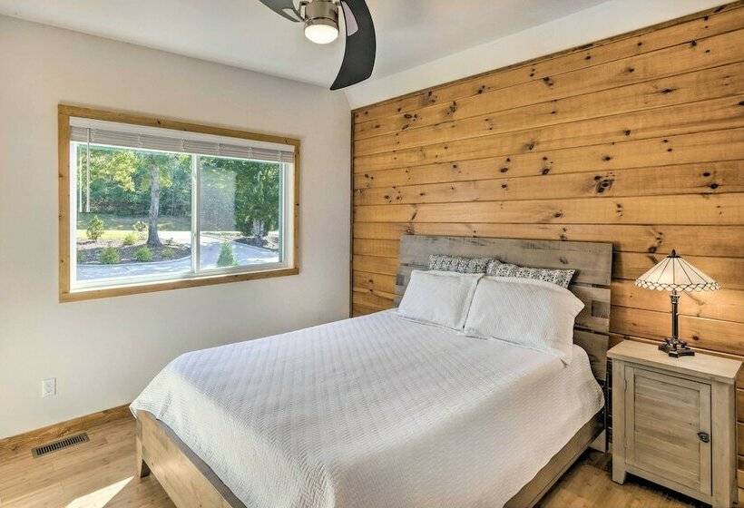 Beautiful Rutherfordton Retreat W/ Fire Pit!