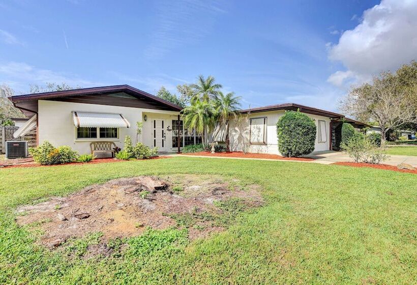 Bradenton Cottage W/ Screened Pool: 12 Mi To Beach
