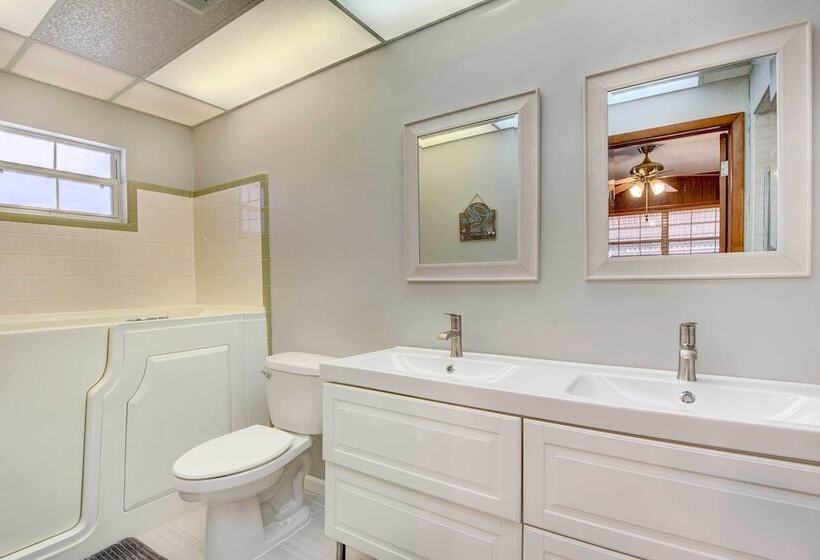 Bradenton Cottage W/ Screened Pool: 12 Mi To Beach