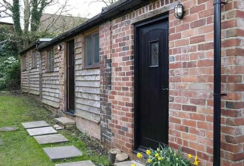 Cosy Secret Cottage In A Beautiful Walled Garden