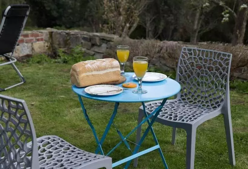 Cosy Secret Cottage In A Beautiful Walled Garden
