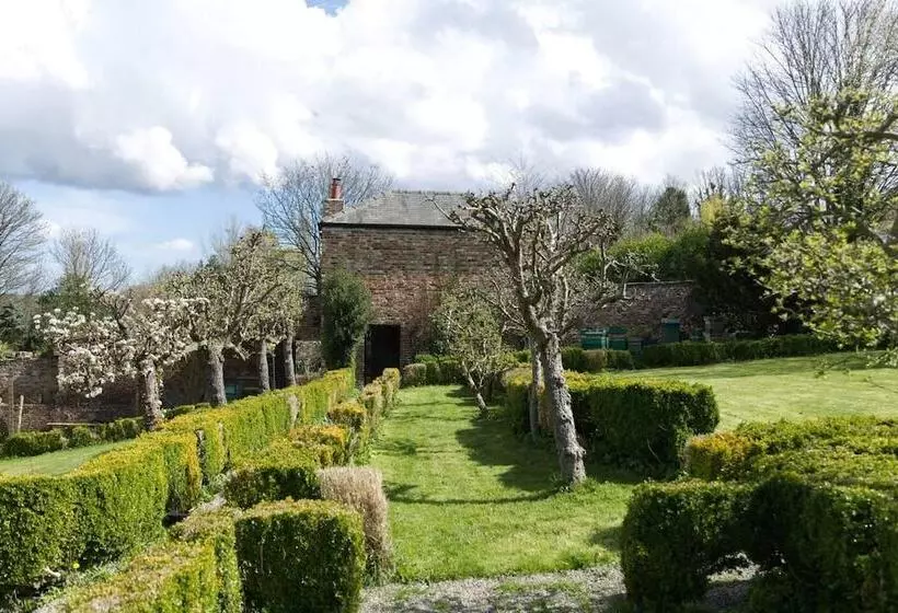 Cosy Secret Cottage In A Beautiful Walled Garden