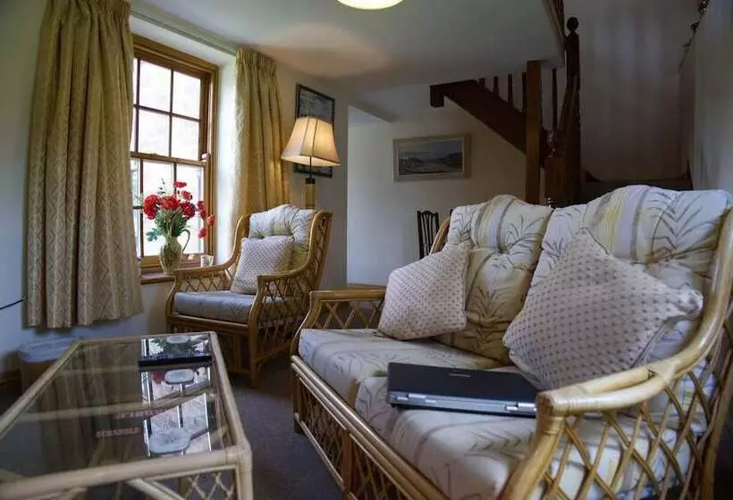 Cosy Secret Cottage In A Beautiful Walled Garden