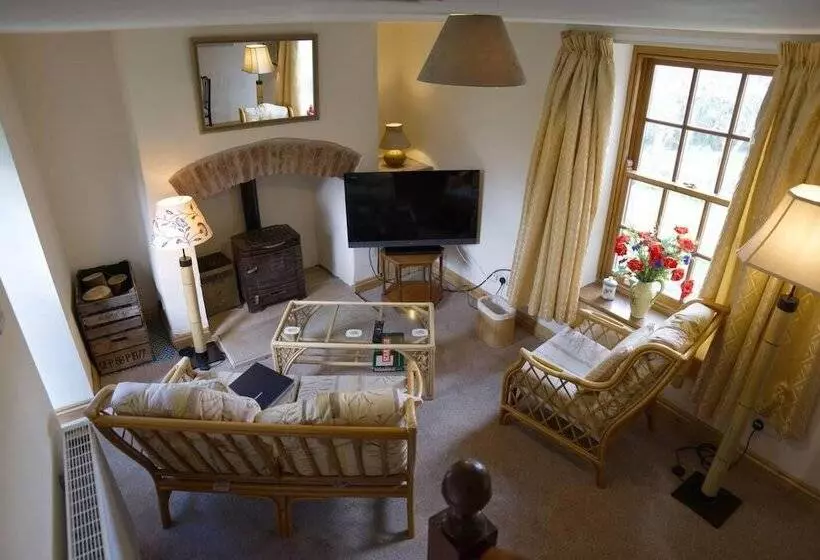 Cosy Secret Cottage In A Beautiful Walled Garden