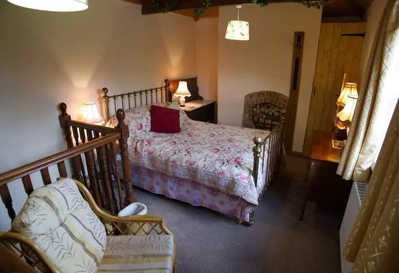 Cosy Secret Cottage In A Beautiful Walled Garden