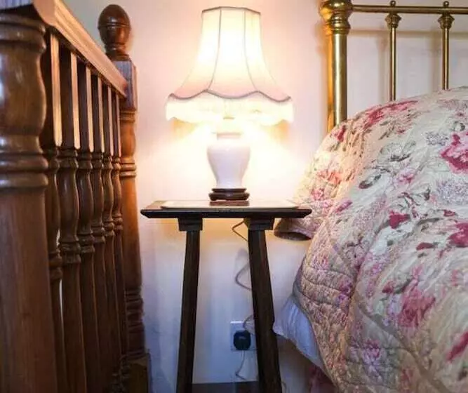 Cosy Secret Cottage In A Beautiful Walled Garden