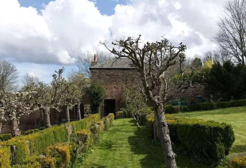 Cosy Secret Cottage In A Beautiful Walled Garden