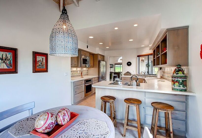 Country Club Home: 2br, 2 Ba + Den ~ 1 Mi To Golf!