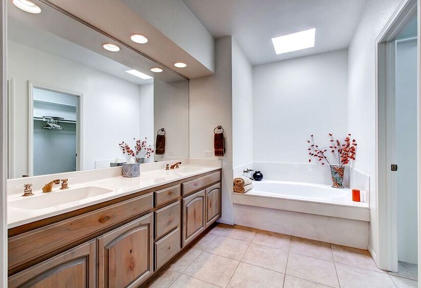 Country Club Home: 2br, 2 Ba + Den ~ 1 Mi To Golf!