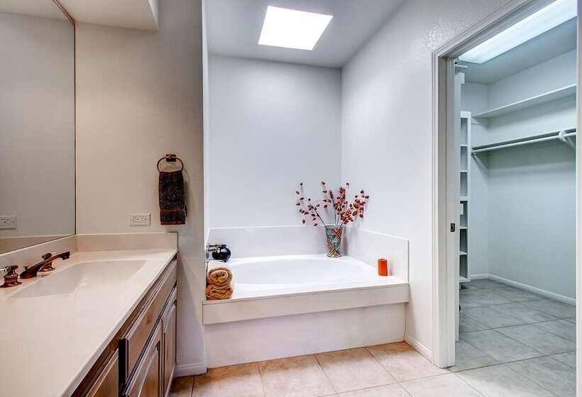 Country Club Home: 2br, 2 Ba + Den ~ 1 Mi To Golf!