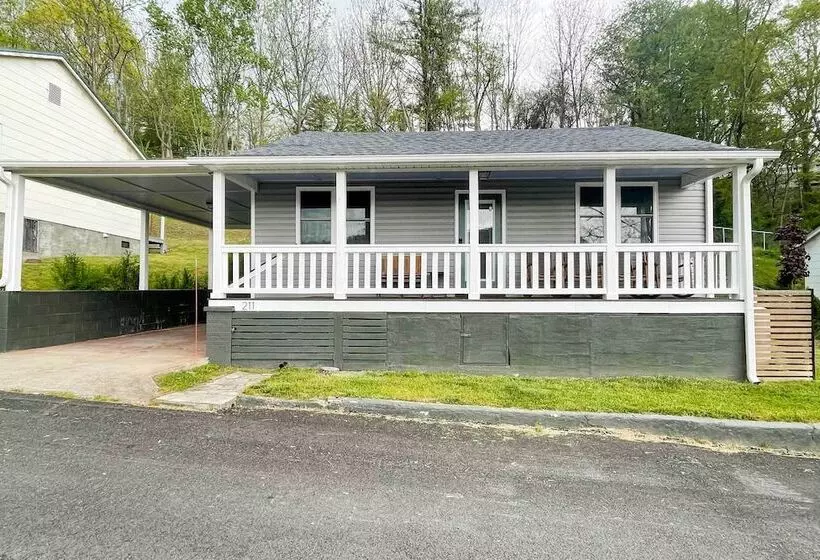 Cozy Fries Escape W/ Mountain & River Views!