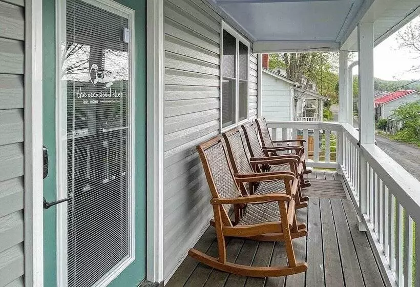 Cozy Fries Escape W/ Mountain & River Views!