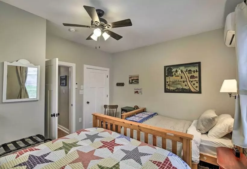 Cozy Fries Escape W/ Mountain & River Views!