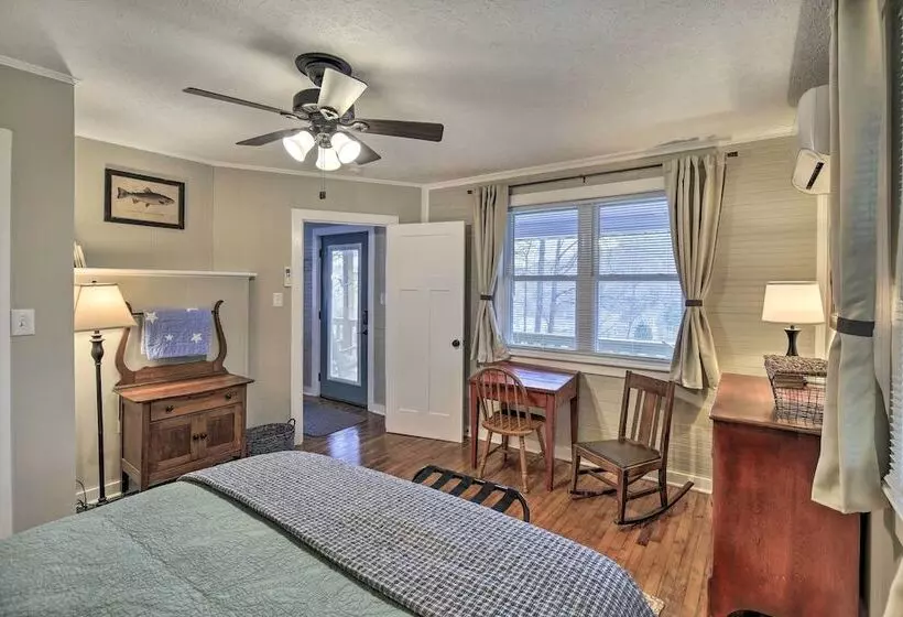 Cozy Fries Escape W/ Mountain & River Views!