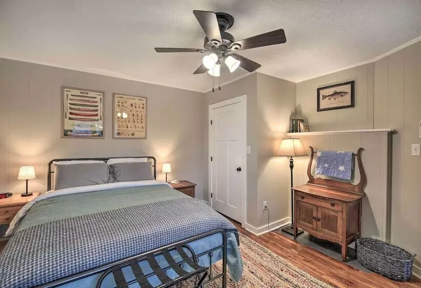 Cozy Fries Escape W/ Mountain & River Views!