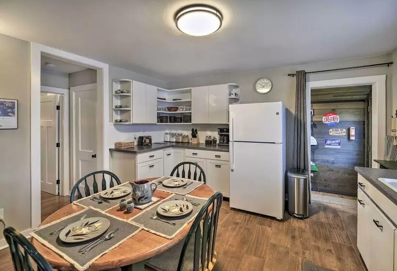 Cozy Fries Escape W/ Mountain & River Views!