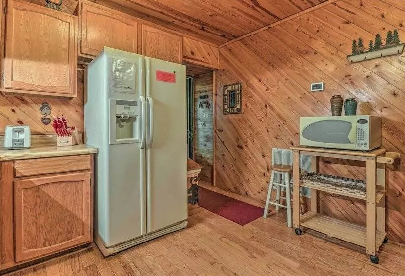 Cozy Maggie Valley Cabin W/ Deck & Private Hot Tub