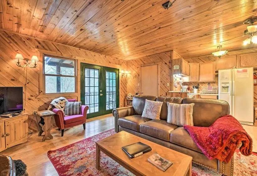 Cozy Maggie Valley Cabin W/ Deck & Private Hot Tub
