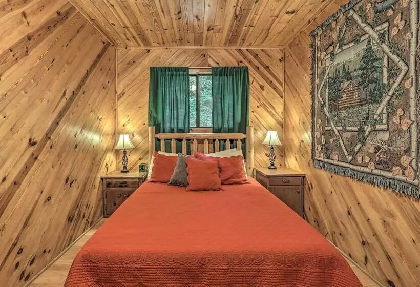 Cozy Maggie Valley Cabin W/ Deck & Private Hot Tub