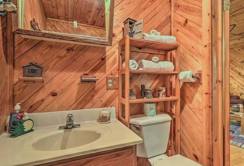 Cozy Maggie Valley Cabin W/ Deck & Private Hot Tub