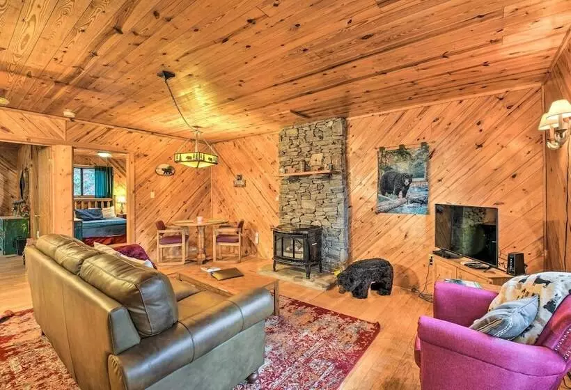 Cozy Maggie Valley Cabin W/ Deck & Private Hot Tub