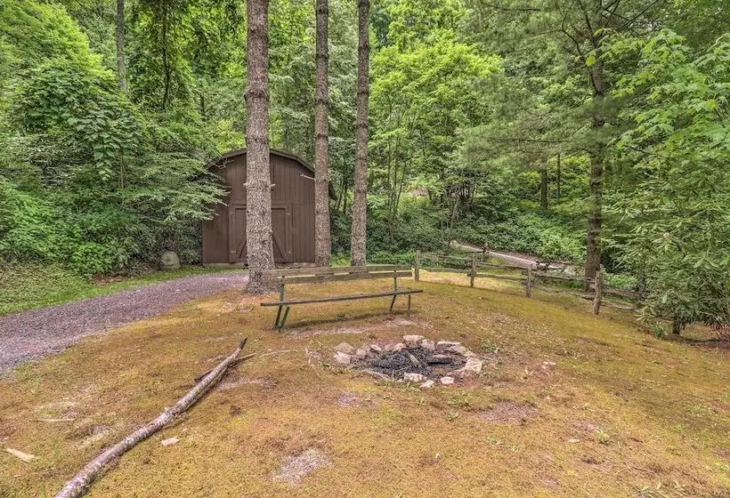 Cozy Maggie Valley Cabin W/ Deck & Private Hot Tub