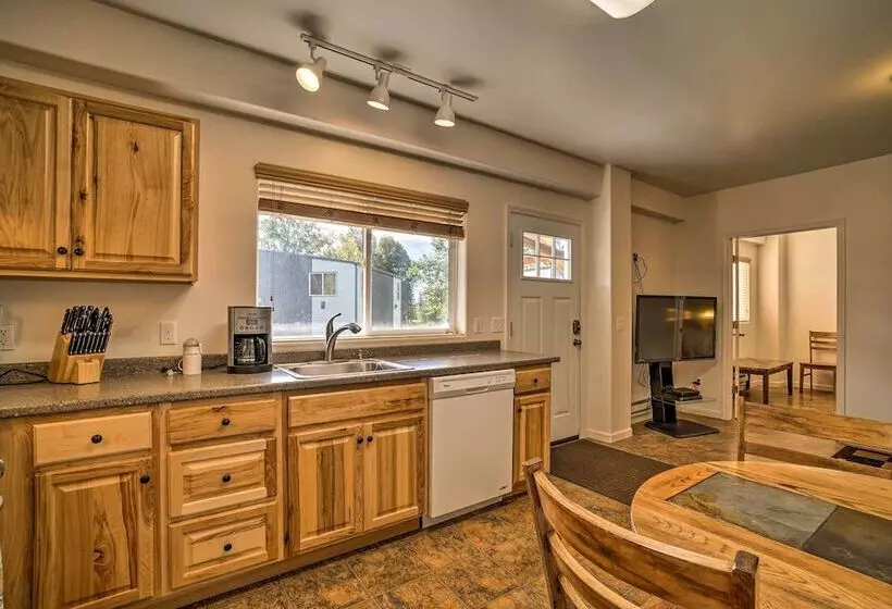 Family Retreat ~8 Mi To Downtown + Bishops Beach!