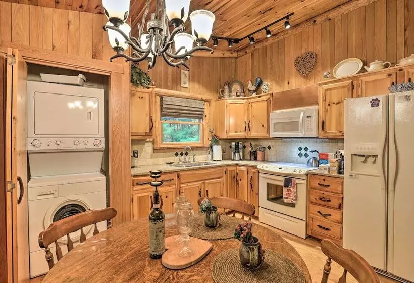 Fletcher Cabin: Wraparound Deck & Pond Access