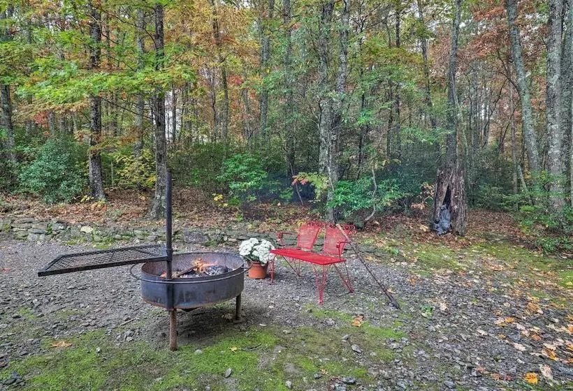 Fletcher Cabin: Wraparound Deck & Pond Access