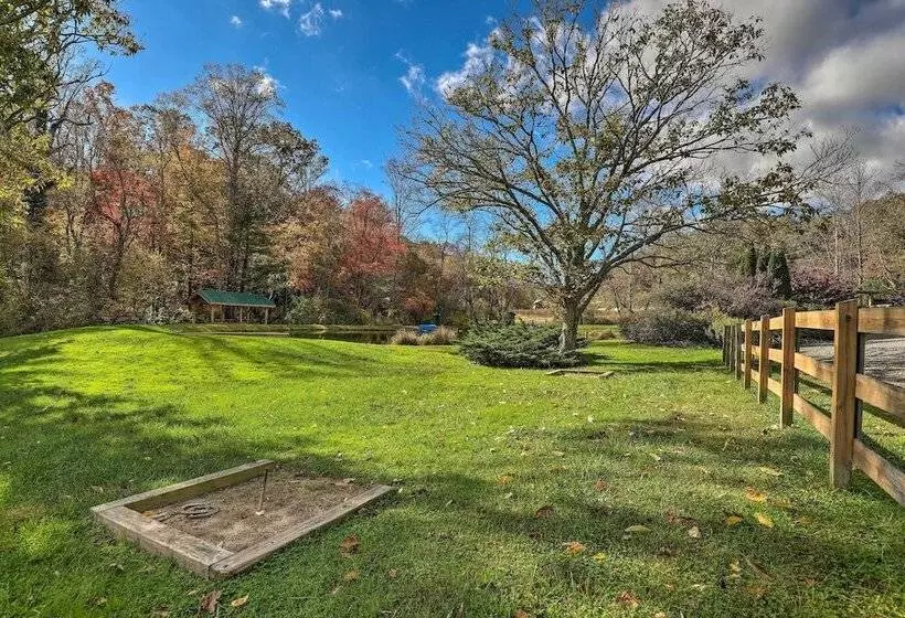 Fletcher Cabin: Wraparound Deck & Pond Access