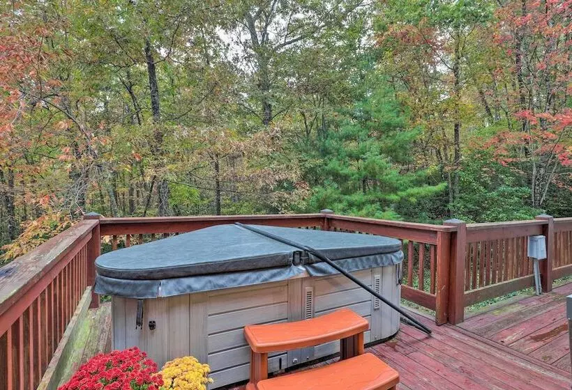 Fletcher Cabin: Wraparound Deck & Pond Access