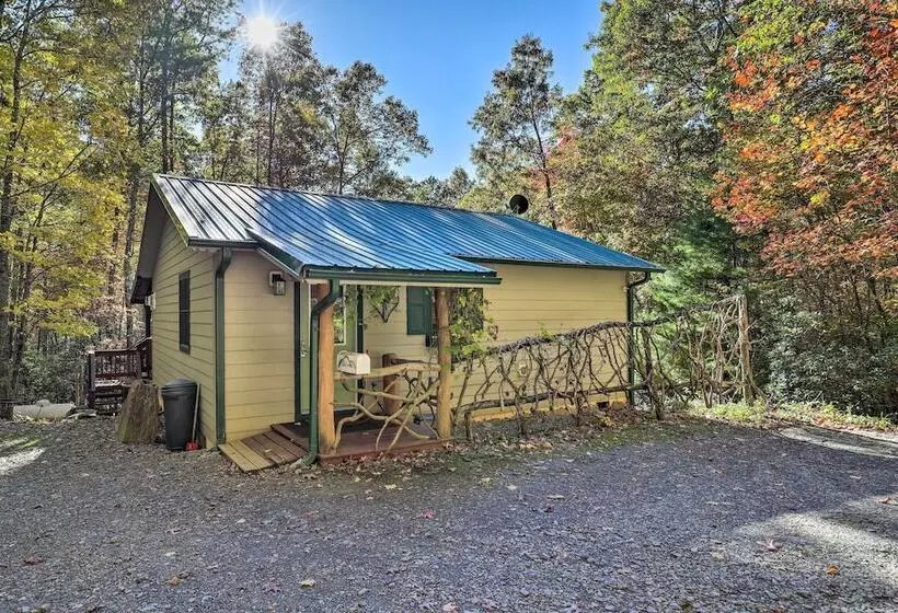 Fletcher Cabin: Wraparound Deck & Pond Access