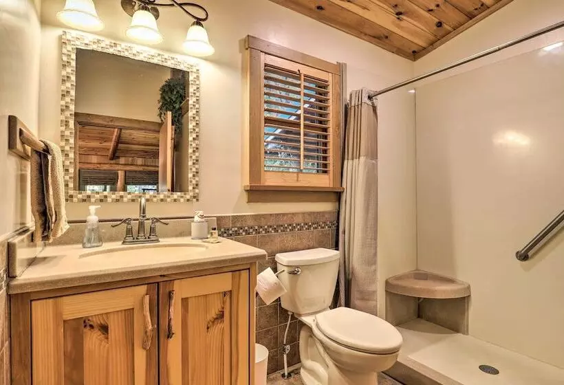 Fletcher Cabin: Wraparound Deck & Pond Access