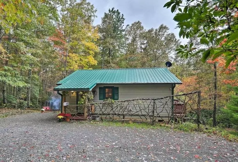 Fletcher Cabin: Wraparound Deck & Pond Access