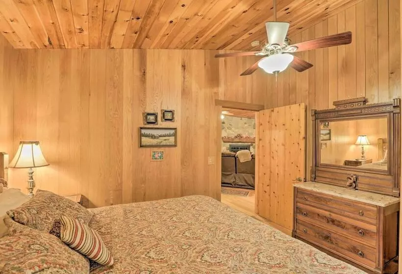 Fletcher Cabin: Wraparound Deck & Pond Access