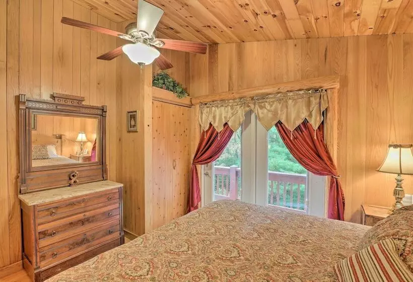 Fletcher Cabin: Wraparound Deck & Pond Access