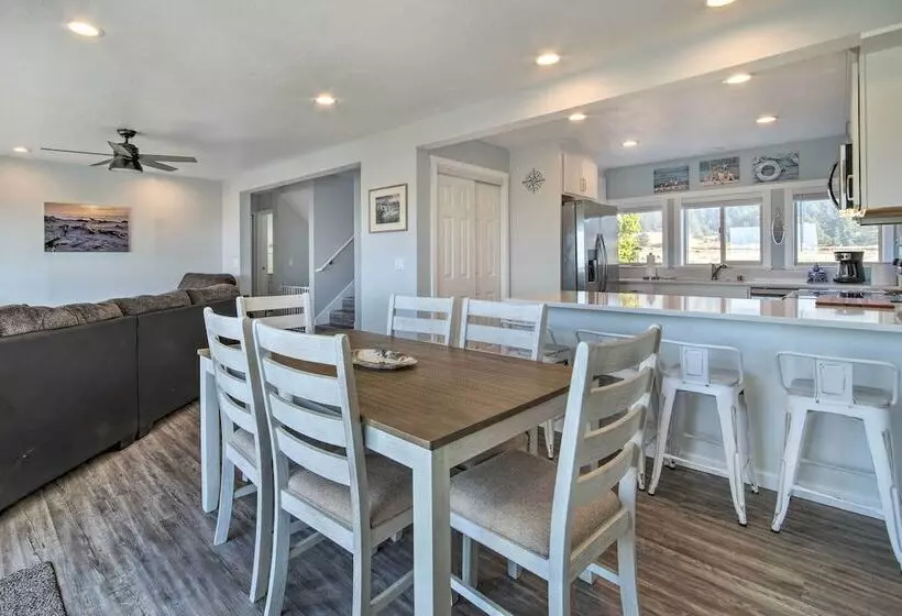 Gold Beach Home W/ Hot Tub, 1/4 Mi To Beach!