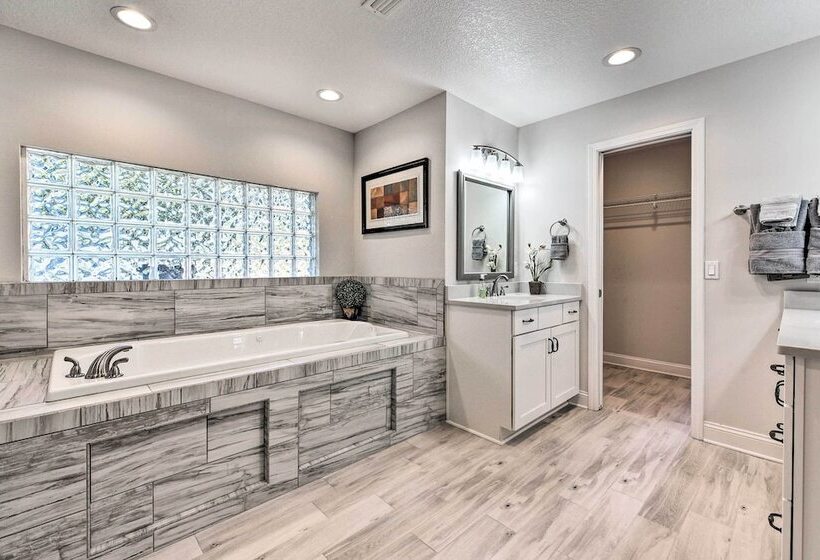 Jacksonville Gem   Ideal Location To Beaches!