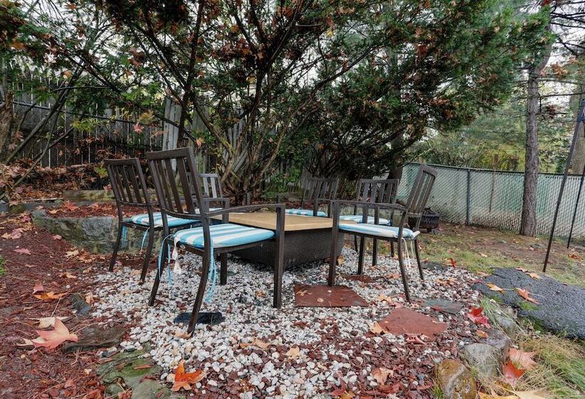 Newark Home W/ Deck & Fire Pit, 16 Mi To Nyc!