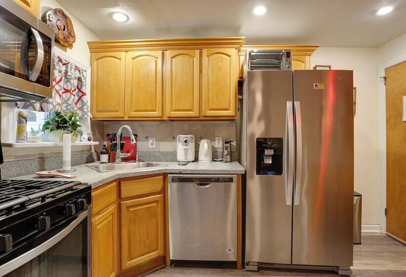 Newark Home W/ Deck & Fire Pit, 16 Mi To Nyc!