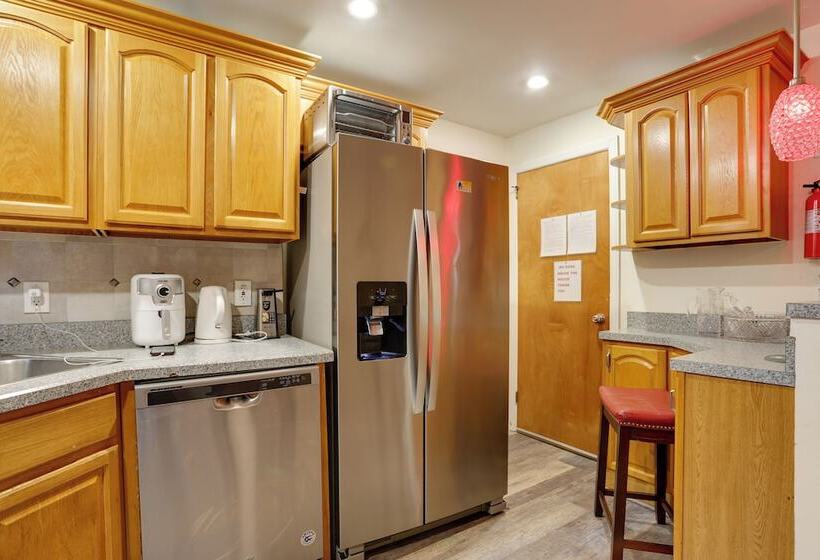 Newark Home W/ Deck & Fire Pit, 16 Mi To Nyc!