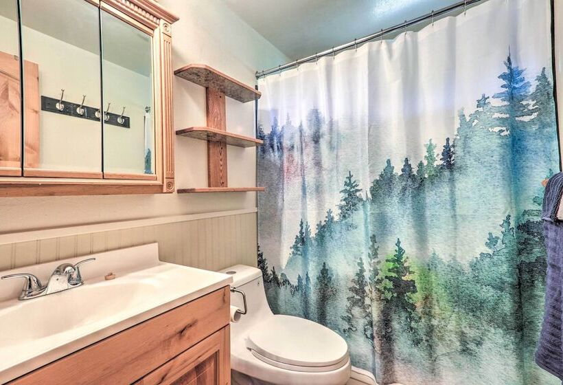 Quaint Kellogg Home W/ Deck & Mountain Views!