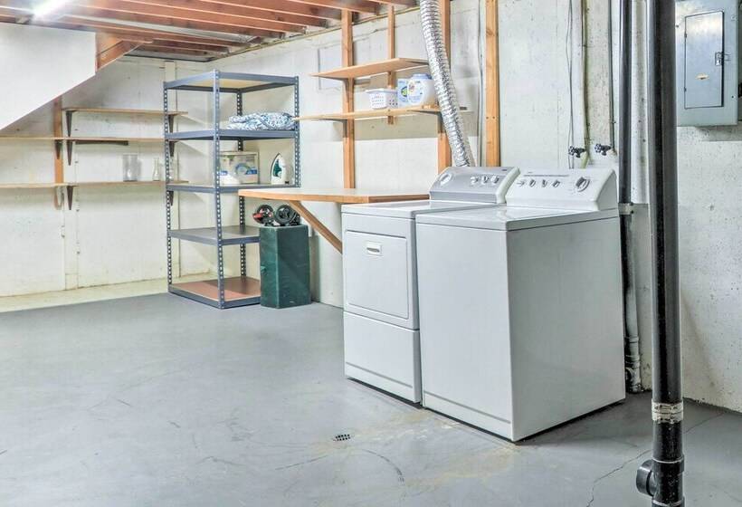 Quaint Kellogg Home W/ Deck & Mountain Views!