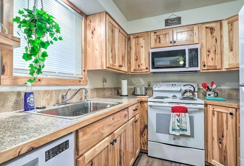 Quaint Kellogg Home W/ Deck & Mountain Views!