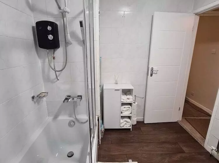 Residenssi Entire 3 Bedroom Home In Oldham   Guest House