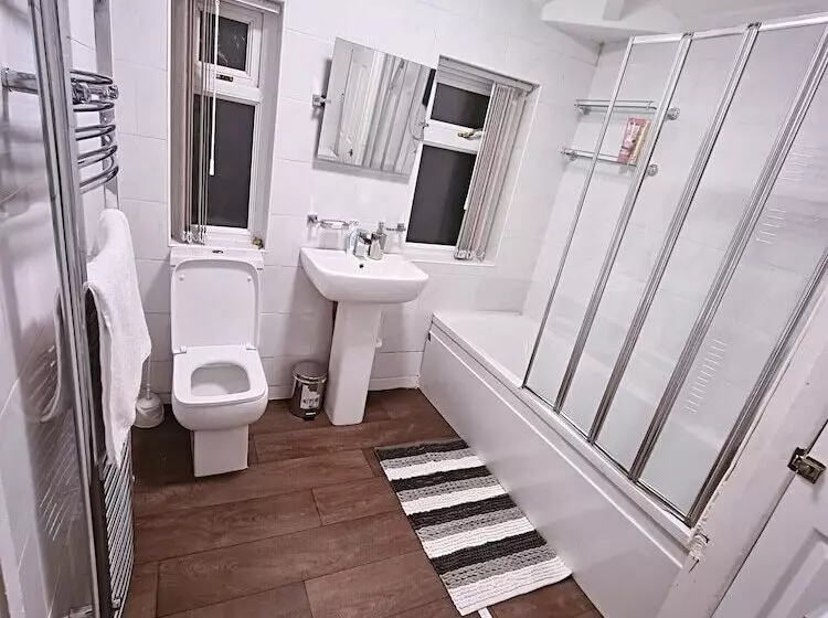 Residenssi Entire 3 Bedroom Home In Oldham   Guest House