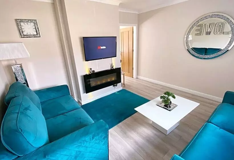 Residenssi Entire 3 Bedroom Home In Oldham   Guest House