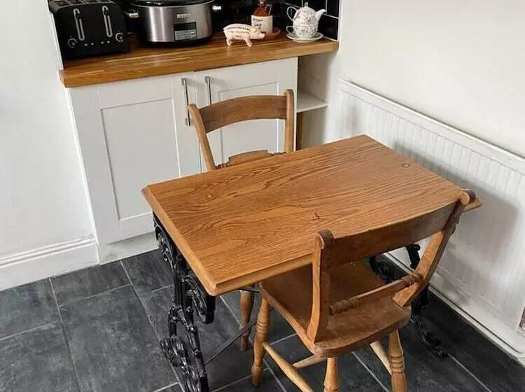 اقامتگاه 2 Bed House In Chesterfield Free Parking Garden