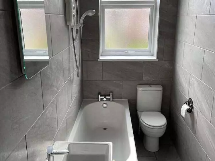 اقامتگاه 2 Bed House In Chesterfield Free Parking Garden